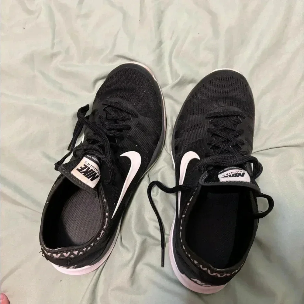 NIKE women’s black and white nike with chevron lining size 8 gently worn
